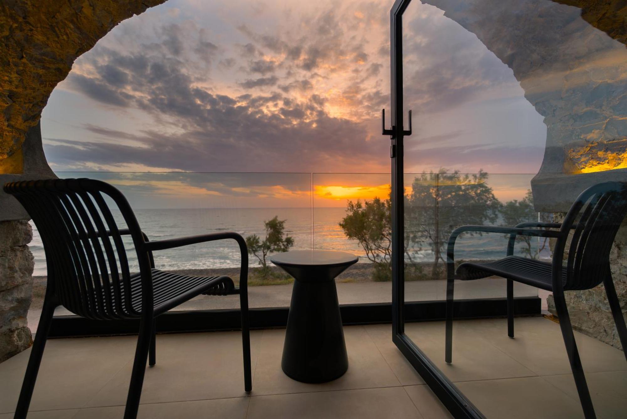 Neoma Luxury Suites Karterados  Exterior photo